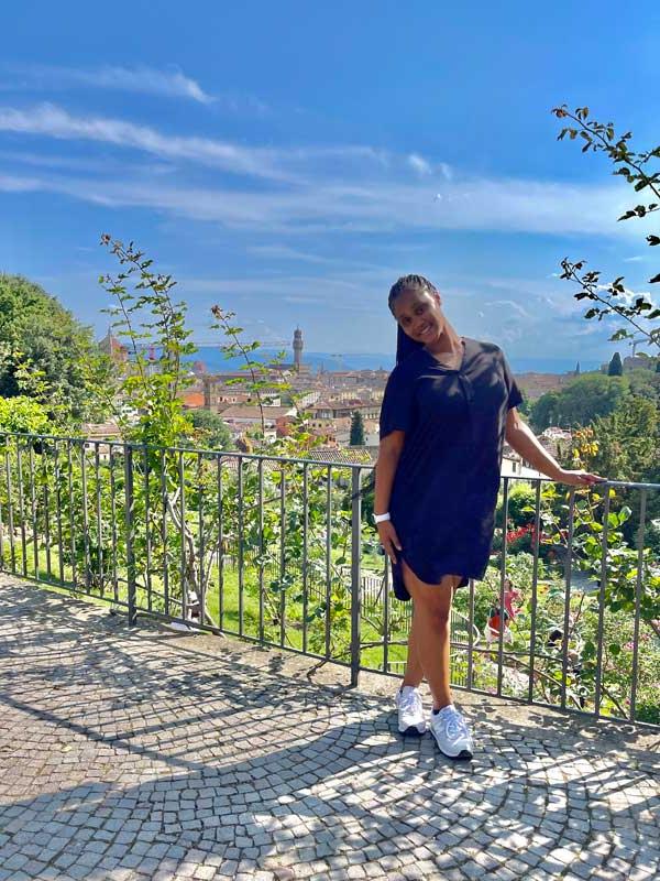 学生站在意大利城市景观前