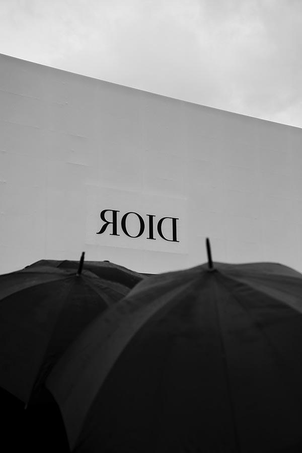 Black and White Christian Dior Sign at 巴黎 Fashion Week 2022