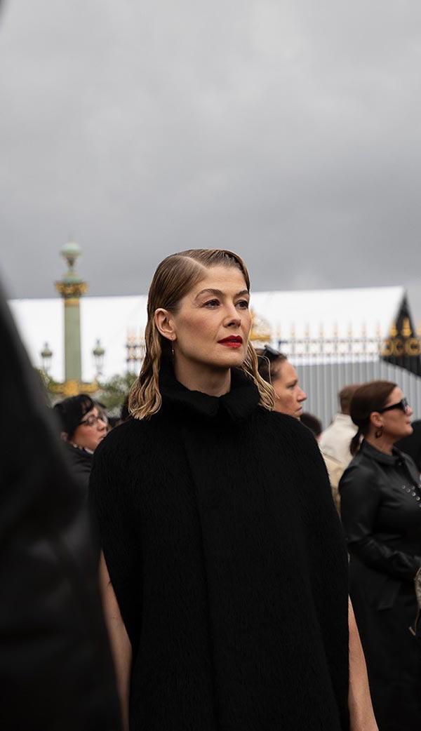 罗莎蒙德派克 in Jardin des Tuileries at 巴黎 Fashion Week 2022