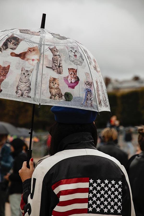 猫和国旗 in Jardin des Tuileries at 巴黎 Fashion Week 2022