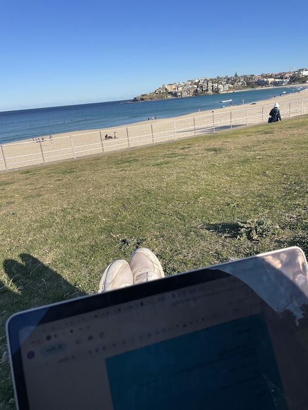 一个人用笔记本电脑眺望邦迪海滩